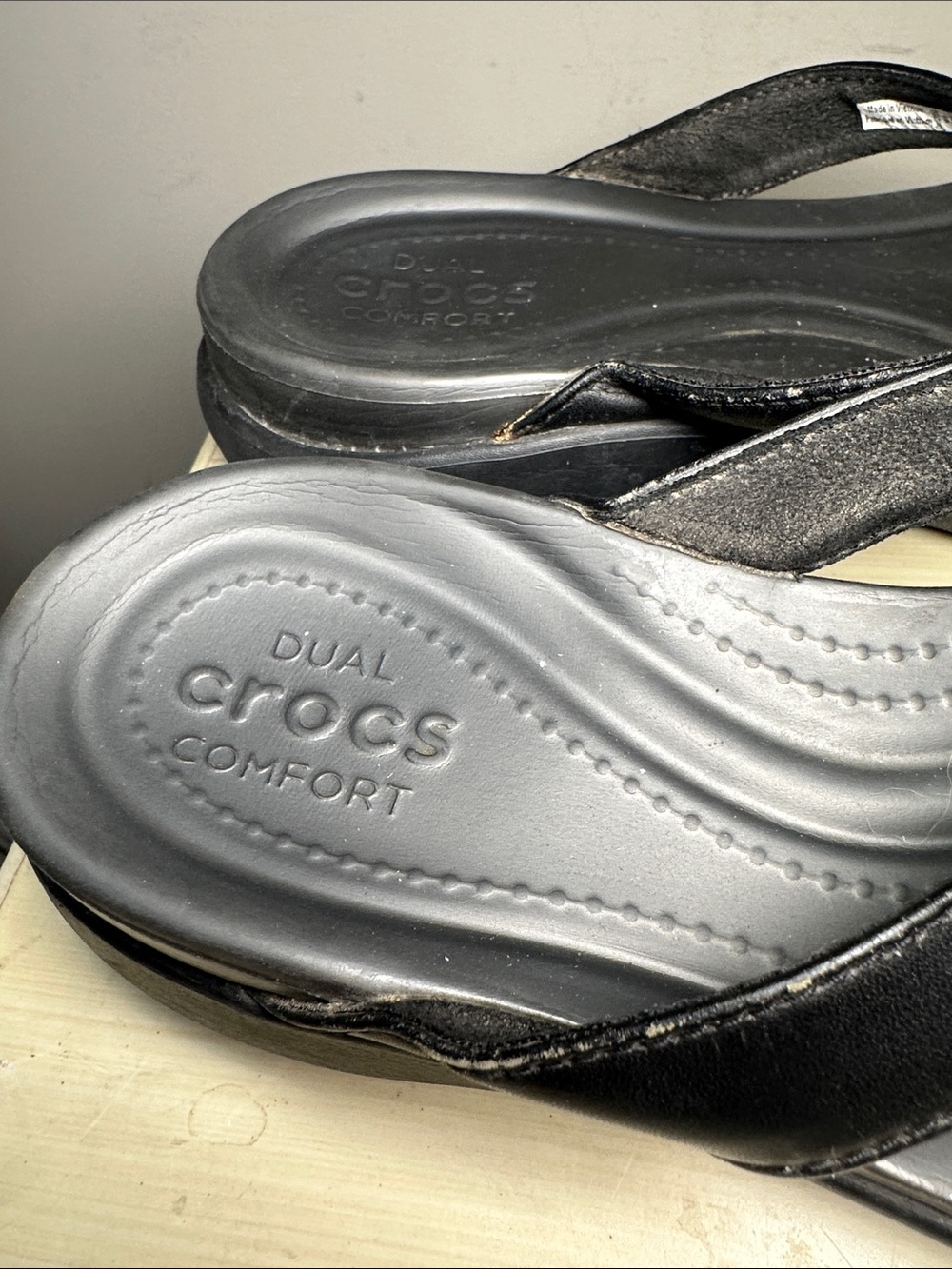 CROCS Black Comfort capri V Flip Flops - Picture 4 of 9
